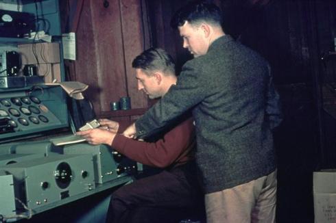 Bill Hewlett (parado) y David Packard (sentado) en los inicios de HP